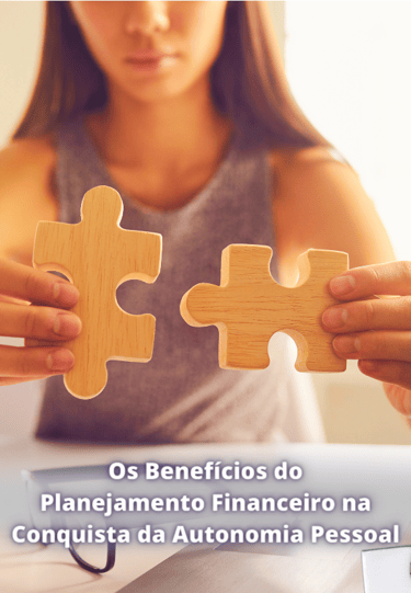 mulher monta quebra-cabeça simbolizando a construção de uma vida autônoma e realizada