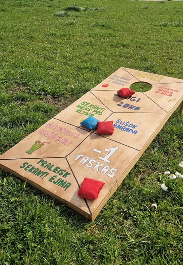 žaidimas Cornhole su užduotimis