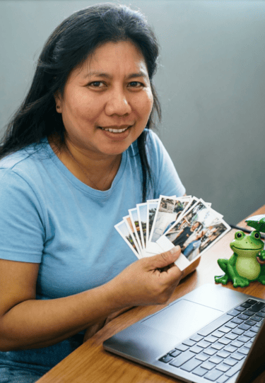 Flor alias "Lupi",bei der Arbeit an ihrem PC