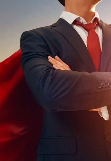 Un homme avec une cape de super héros qui croise les bras