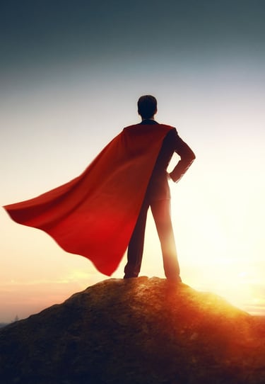  Homme en costume noir portant une cape rouge sur  une colline