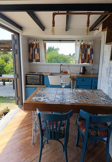 Comedor integrado de diseño minimalista con ventanal fijo que conecta al parque