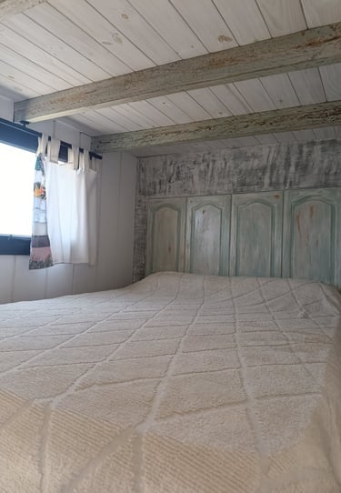 Dormitorio luminoso con ropa de cama