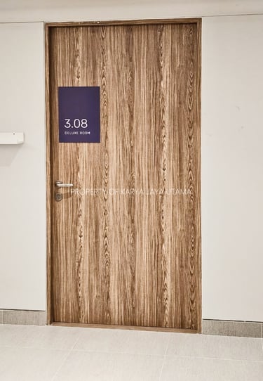 Pintu solid wood panel lapisan PVC sheet sebagai pintu kamar panti jompo