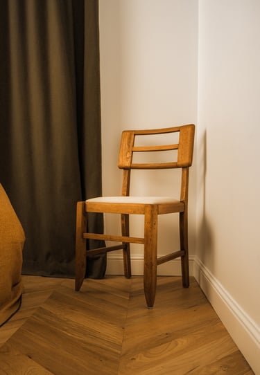 Chaise Pierre Cruège avec parquet point de Hongrie et rideaux sur mesure dans un intérieur parisien