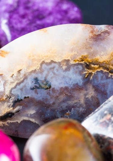 Piedras pulidas y rodadas, que incluyen amatista púrpura, ágata dendrítica y cristales rosados para 