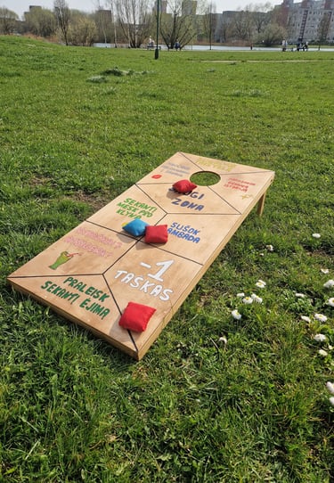 Cornhole su užduotimis žaidimas – žaidimų nuoma Klaipėdoje.