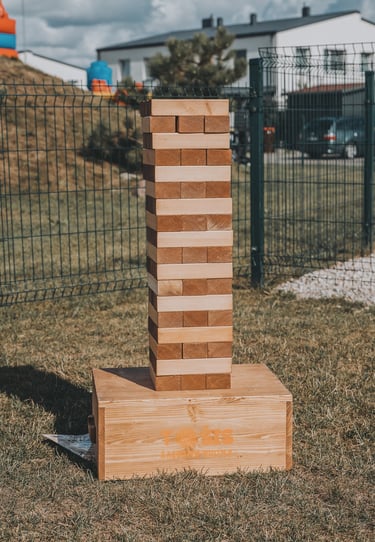 XXL Jenga žaidimas – žaidimų nuoma Klaipėdoje.