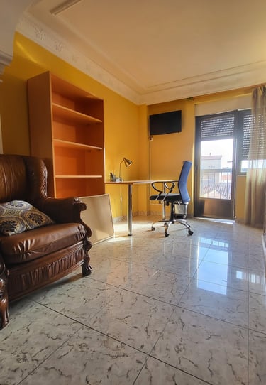 Habitación con balcón y televisión