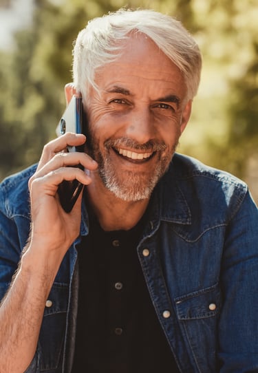 einladung zum dexit online life call mann hält sein telefon ans ohr