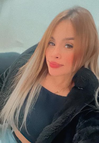 Rubia dulce y encantadora en Málaga, chica rubia mirando a cámara