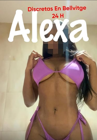 Chica escort morena con lencería sexy posando sensual en habitación de Bellvitge