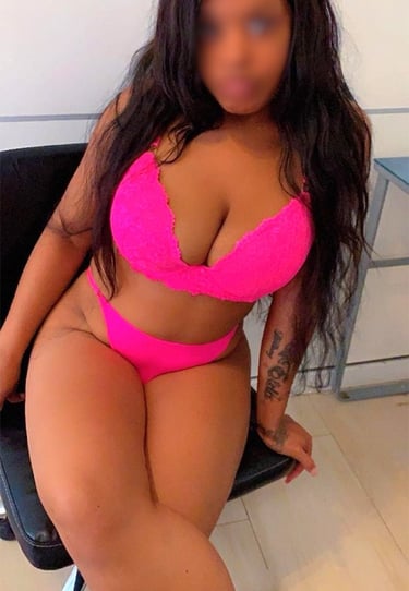   Jasmin en lencería fucsia sentada, jasmin-escort-albacete-portada