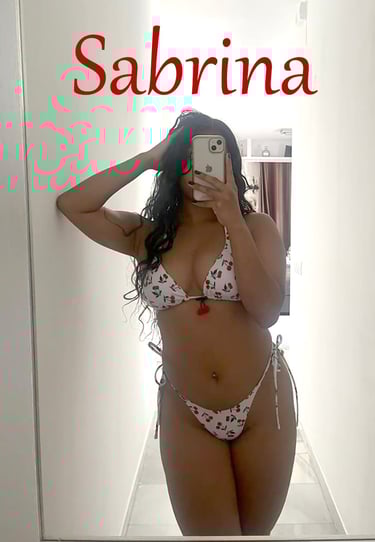 Sabrina escort en bikini haciendo un selfie