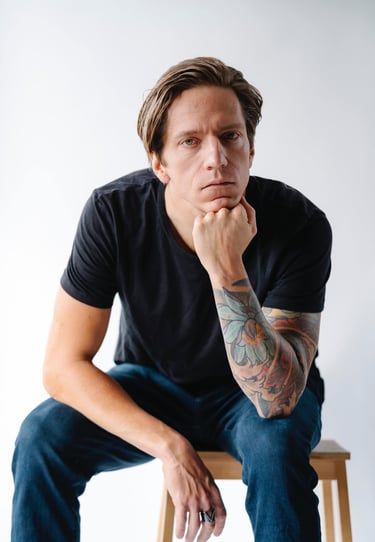 portrait studio lumière naturelle homme - book comédien - © Virginie Bouilhac