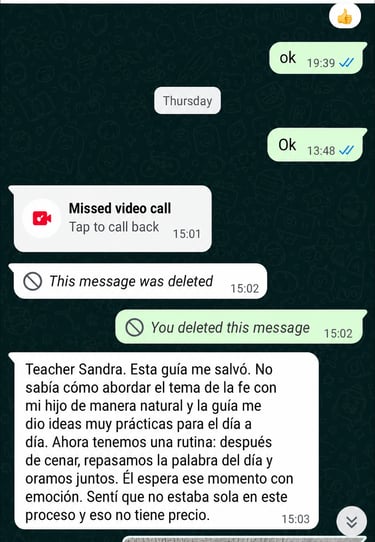 WhatsApp message testimonial in Spanish praising a faith-based guide for children and family routines.