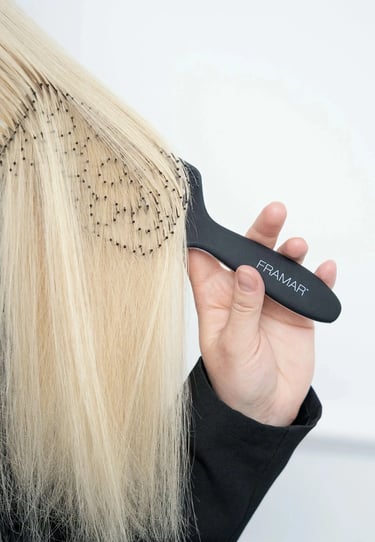 Sukuojami blondiniski plaukai