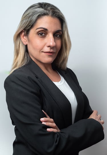 Headshot profesional de mujer sonriendo sobre fondo gris LazaStudioPro, 