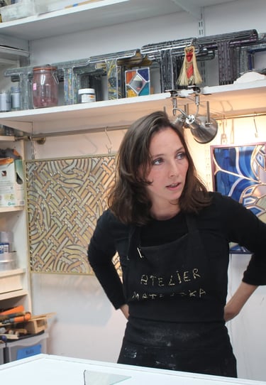 Portrait d'Édith Théret, vitrailliste diplômée de l'ENSAAMA, dans son atelier de création à Paris.