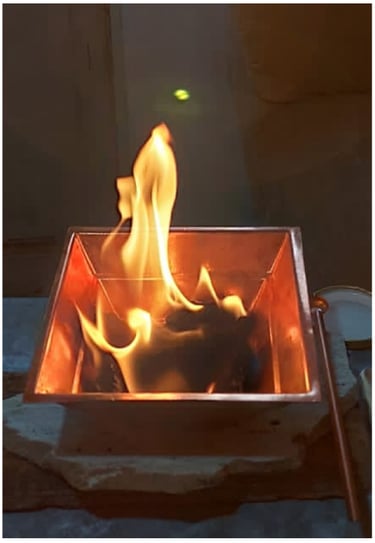 Fuego sagrado Agnihotra en pirámide de cobre 