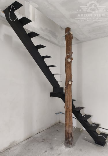 Arton Steel által gyártott masszív fém lépcső 