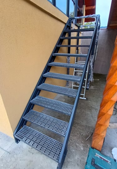Kültéri, moduláris fém lépcső, rácsos lépőfelülettel az Arton Steel Csíkszeredai műhelyéből