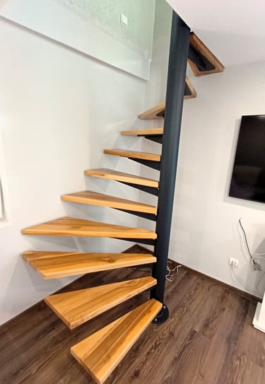 Fémvázas csigalépcső, keményfa burkolattal, a szűk helyekre, egyenesen az Arton Steel műhelyéből