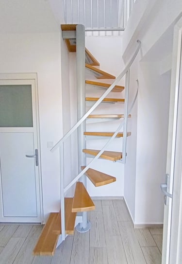 modern, fém csigalépcső, keményfa borítással, Arton Steel termék