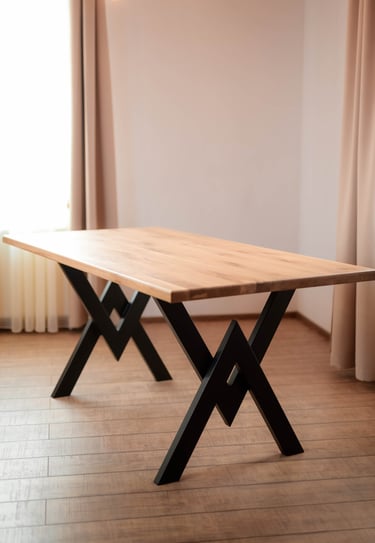 Masszív, keményfából készült, stabil ebédlőasztal az Arton Steel műhelyéből