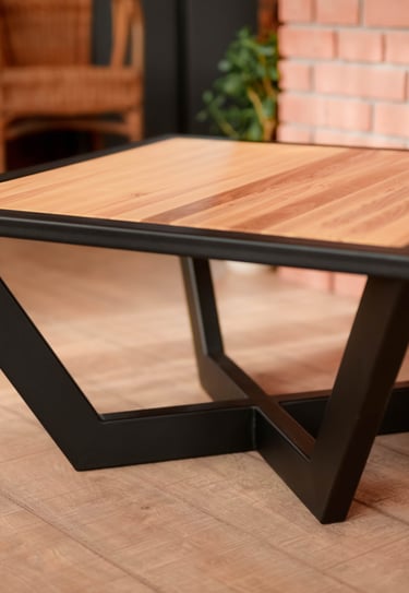 Egyedi gyártású, masszív kávézóasztal, az Arton Steel múhelyéből