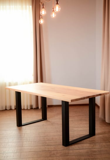 Masszív, keményfából készült, stabil ebédlőasztal az Arton Steel műhelyéből