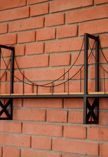 dekorartiv, hid formájú ,minőségi fém szerkezetű polc, keményfa berakással az Arton Steeltől