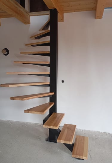 Arton Steeles fémlépcső, szűk helyekre, stabil, fa burkollatal