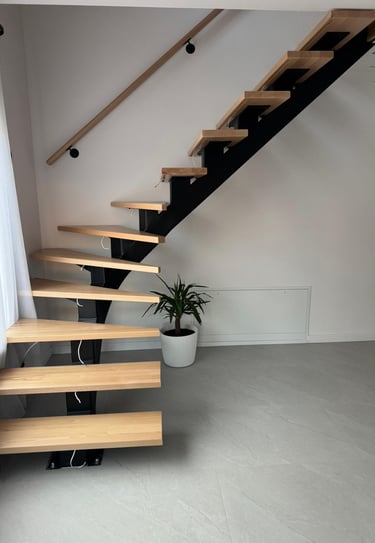 kulönleges, csavart gerincű lépcső az Arton Steel műhelyéből