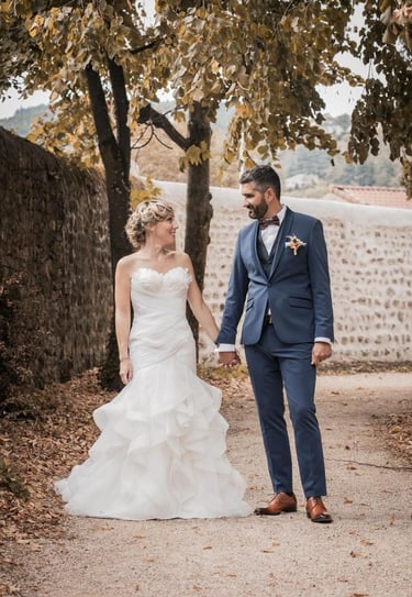 couple de mariés se regardant dans un parc