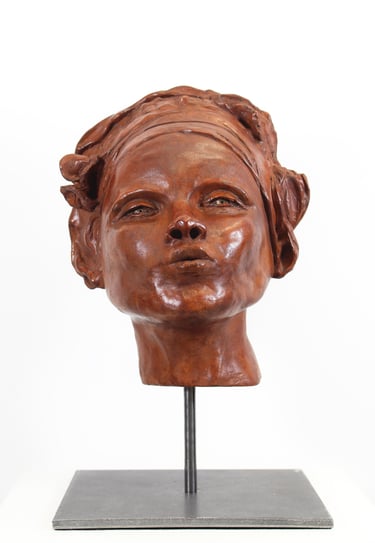 Sculpture de Lode intitulée Un bisou ?, représentant le portrait d'une femme faisant un bisou