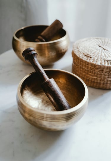 bols tibétains dorés avec petits panier et maillet outils de sonothérapie