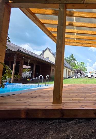 Šviesi medinė terasa su polikarbonato stogu