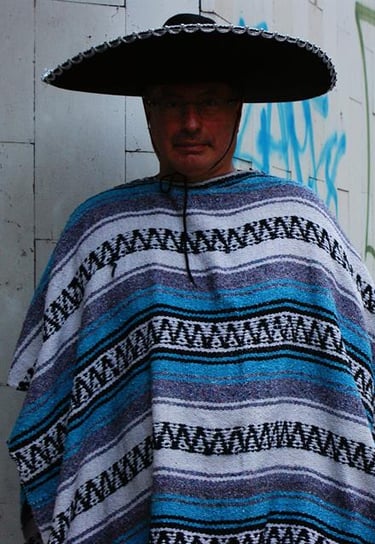 Meksikiecio kostiumas, ponco ir sombrero.
