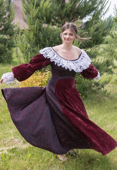 Istorinė bordo suknelė