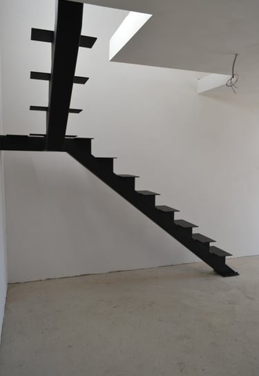 Arton Steel által készített masszív fémlépcső, moduláris gerinccel, korláttal ellátva 