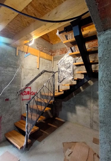 Szinterezett fémlépcső, masszív gerinccel, keményfa burkolattal az Arton Steel műhelyéből