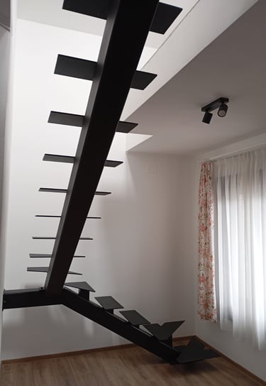 L alakú, egyedi fémlépcső az Arton Steel Csíkszeredai műhelyéből