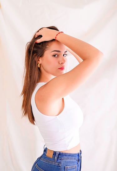 Sesión de retrato en estudio con un estilo muy natural realizado en Almendralejo por Amélie Art.