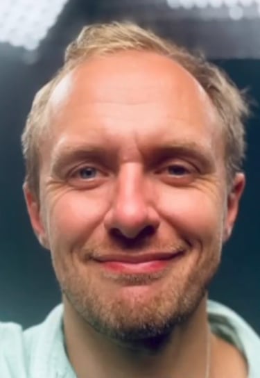 Основатель и глава студии HellaGoodPro в профессиональной подкаст-студии Москвы. Роман Гудошников