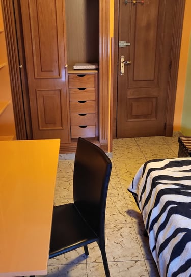 Habitación con armario y amplio escritorio
