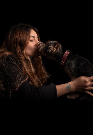 foto de mascota con mujer