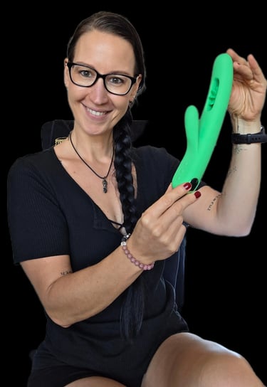 Pleasurelit Patricia with her green vivifie vindani pleasure toy.