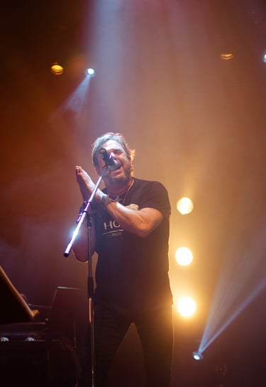 Grupo catalán HOKELE en concierto, cantando tributos de música española