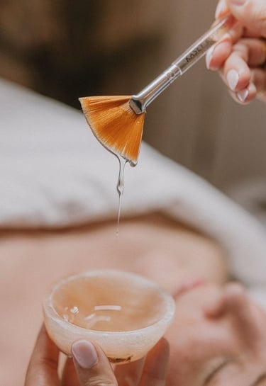 un soin Hydra Skin anti-âge effectué à l'aide d'un pinceau